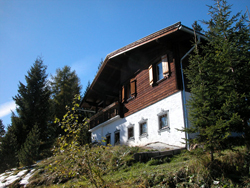 Moritzhütte im frühen Sommer
